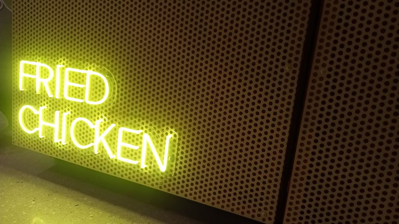 ไฟนีออน เฟค