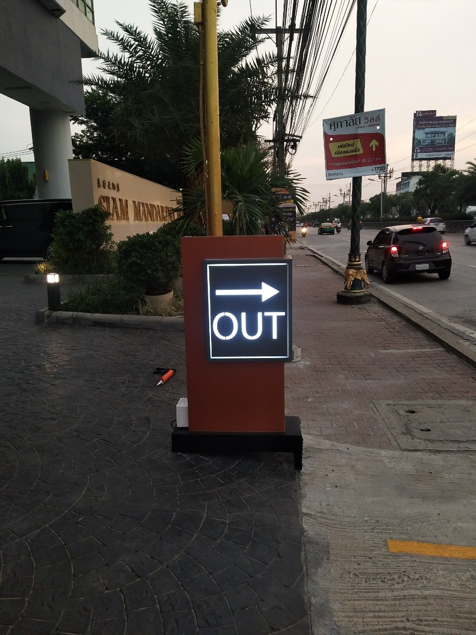 ป้ายกล่องไฟคอมโพสิต ป้ายบอกทาง - ป้าย OUT ติดตั้งป้ายโรงแรมสยามแมนดาริน กิ่งแก้ว