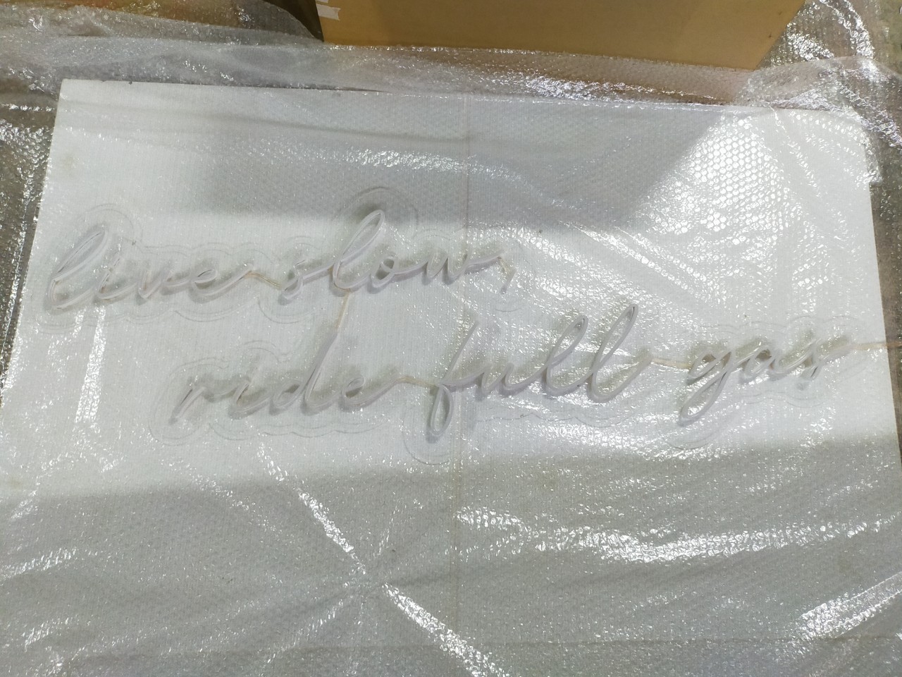 ไฟนีออน