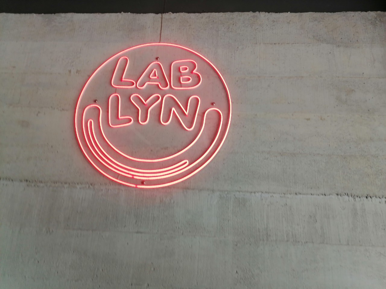 ไฟนีออน เฟค