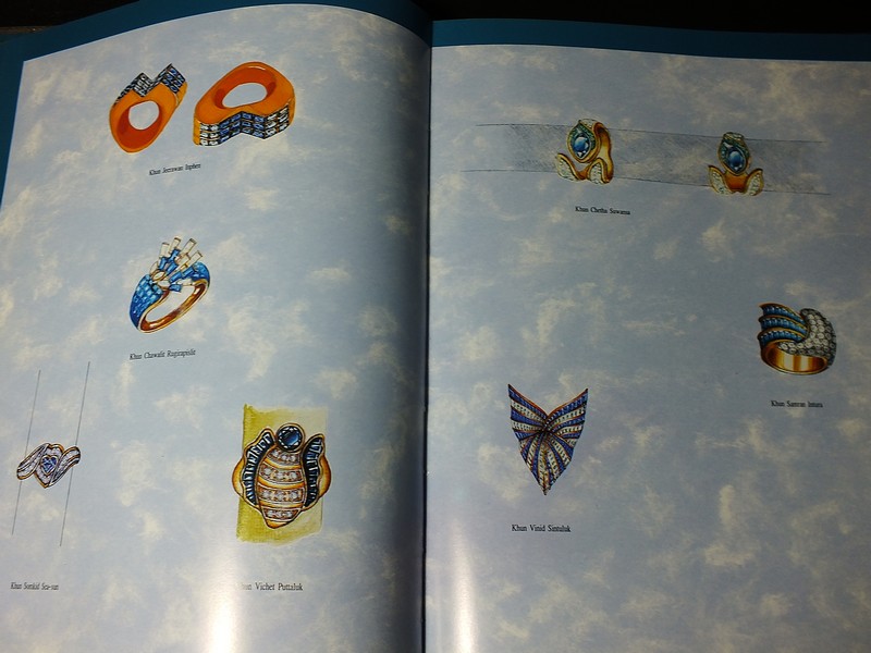 Jew Fest Catalogue 2 โดย สมาคมผู้ค้าอัญมณีไทยเเละเครื่องประดับ (TGJTA) ปกแข็ง 240 หน้า ปี 1995