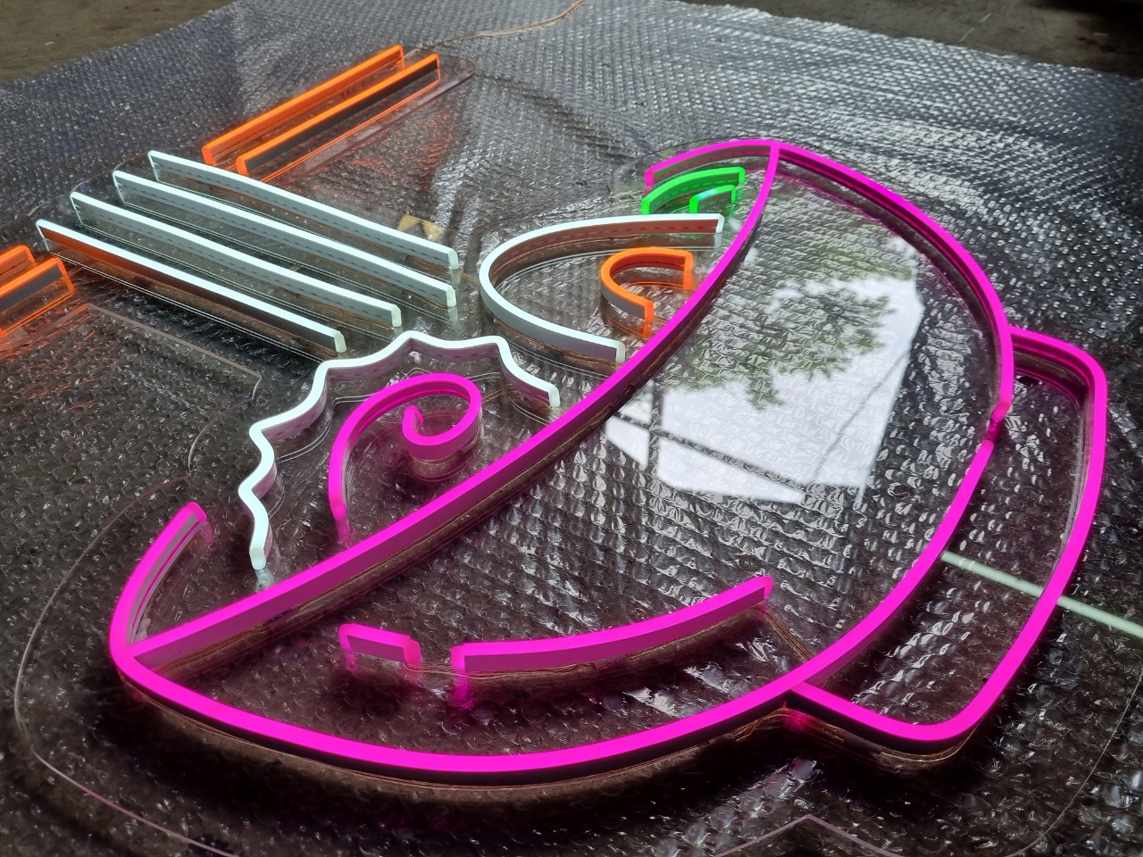 ไฟนีออน เฟค