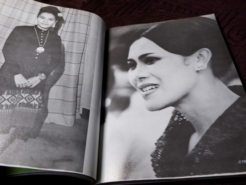 สมเด็จพระนางเจ้าสิริกิติ์ พระบรมราชินีนาถ (ประมวล พระบรมฉายาลักษณ์) โดย สมาคมศิษย์เซ็นต์ฟรังซิสเวียร์ในพระบรมราชินูปถัมภ์