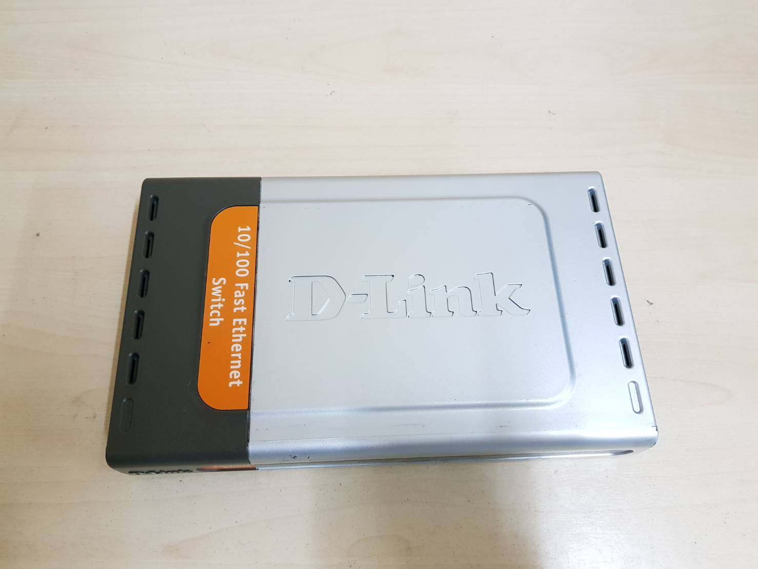Switch D-Link DES-1008D - Desktop Switch 8-Port ความเร็ว 10/100 Mbps มือสอง