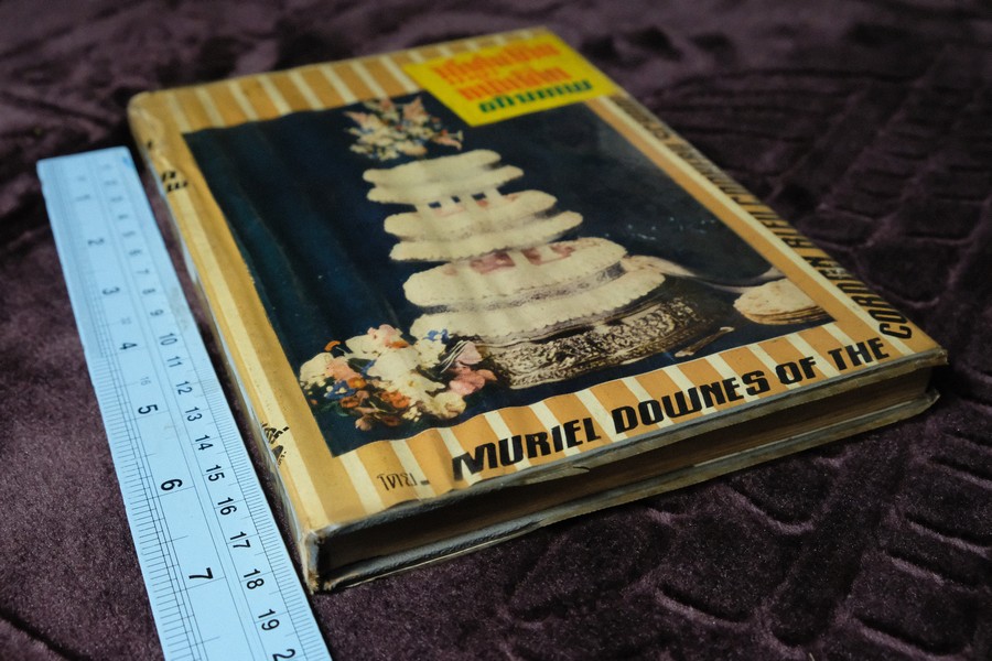 วิธีทำเค็ก เเละหน้าขนมด้วยภาพ เเปลโดย เบญจมาศ ปกเเข็ง 230 หน้า ปี 2506