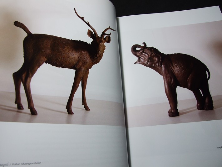 MOCA BANGKOK พิพิธภัณฑ์ศิลปะไทยร่วมสมัย โดย บุญชัย เบญจรงคกุล ปกแข็ง ปี 2555 (สอบถาม)