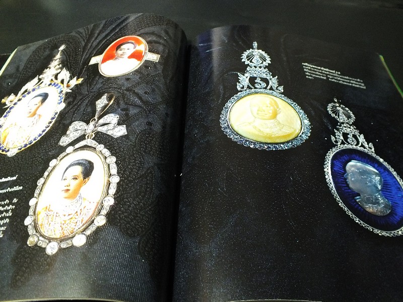 LIPS ฉบับเครื่องประดับในสมเด็จพระเจ้าภคินีเธอ เจ้าฟ้าเพชรรัตนราชสุดา สิริโสภาพัณณวดี พิมพ์ปี 2548 (Pre-Order สอบถาม)