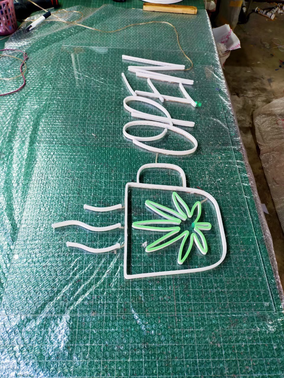 ไฟนีออน เฟค