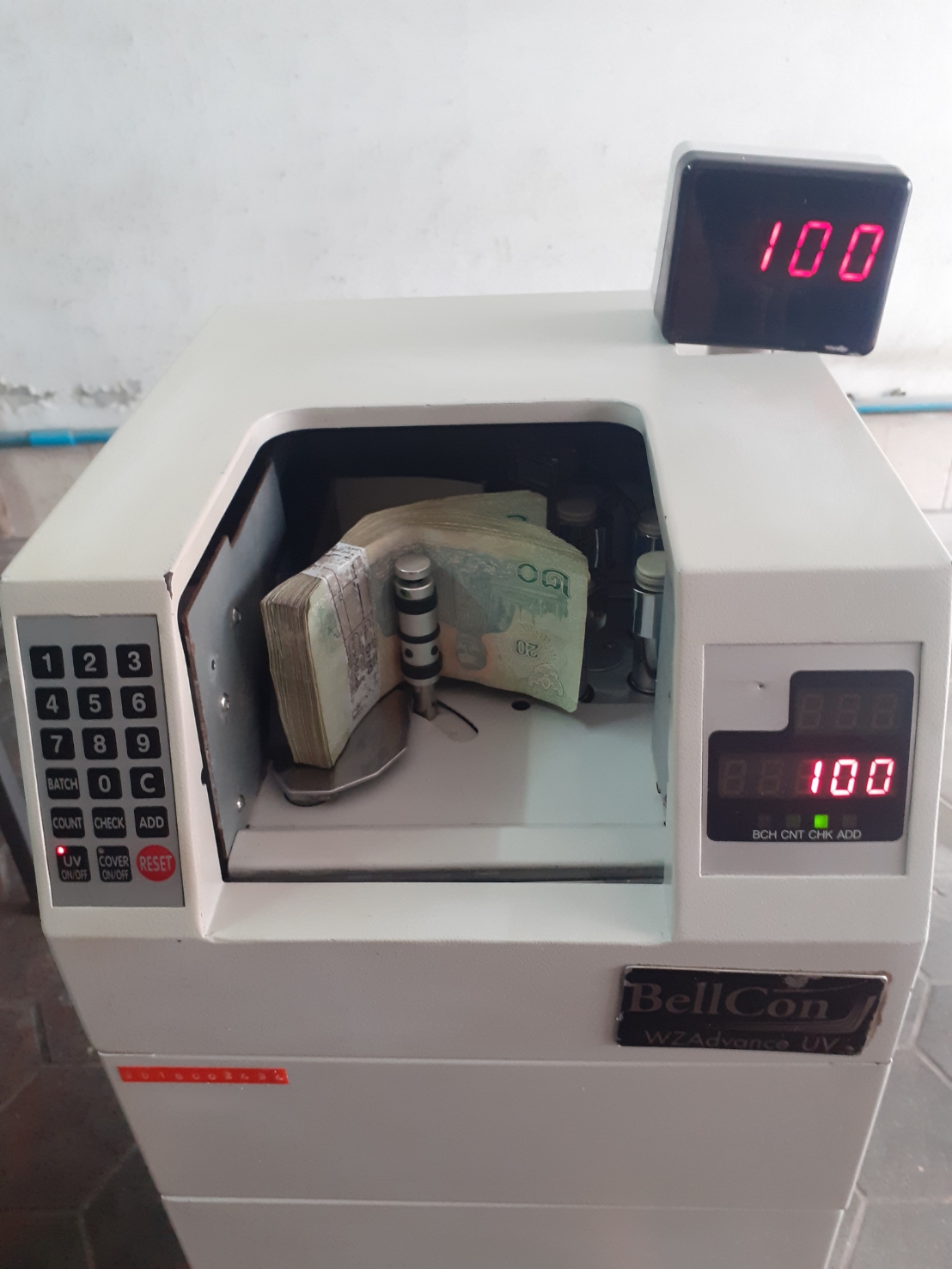 เครื่องนับพร้อมตรวจธนบัตรแบบตั้งพื้น ลมดูด BELLCON มือสอง