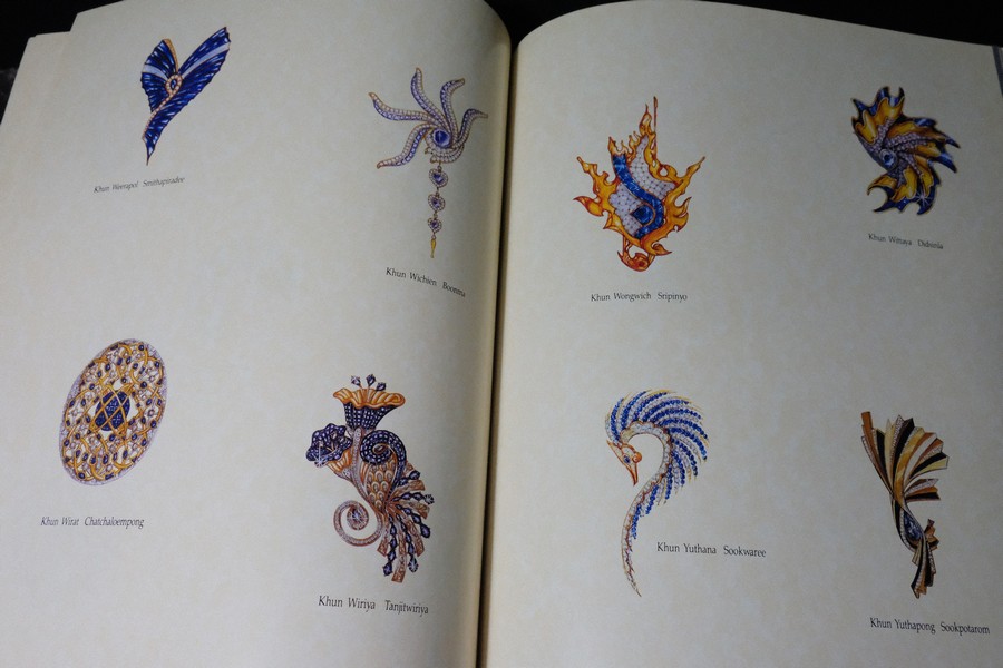 Jew Fest Catalogue 3 โดย สมาคมผู้ค้าอัญมณีไทยเเละเครื่องประดับ (TGJTA) ปกแข็ง 200 หน้า ปี 1996