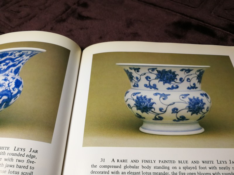 IMPORTANT CHINESE CERAMICS AND LACQUER by SOTHEBY (HONGKONG) พิมพ์ปี 1982