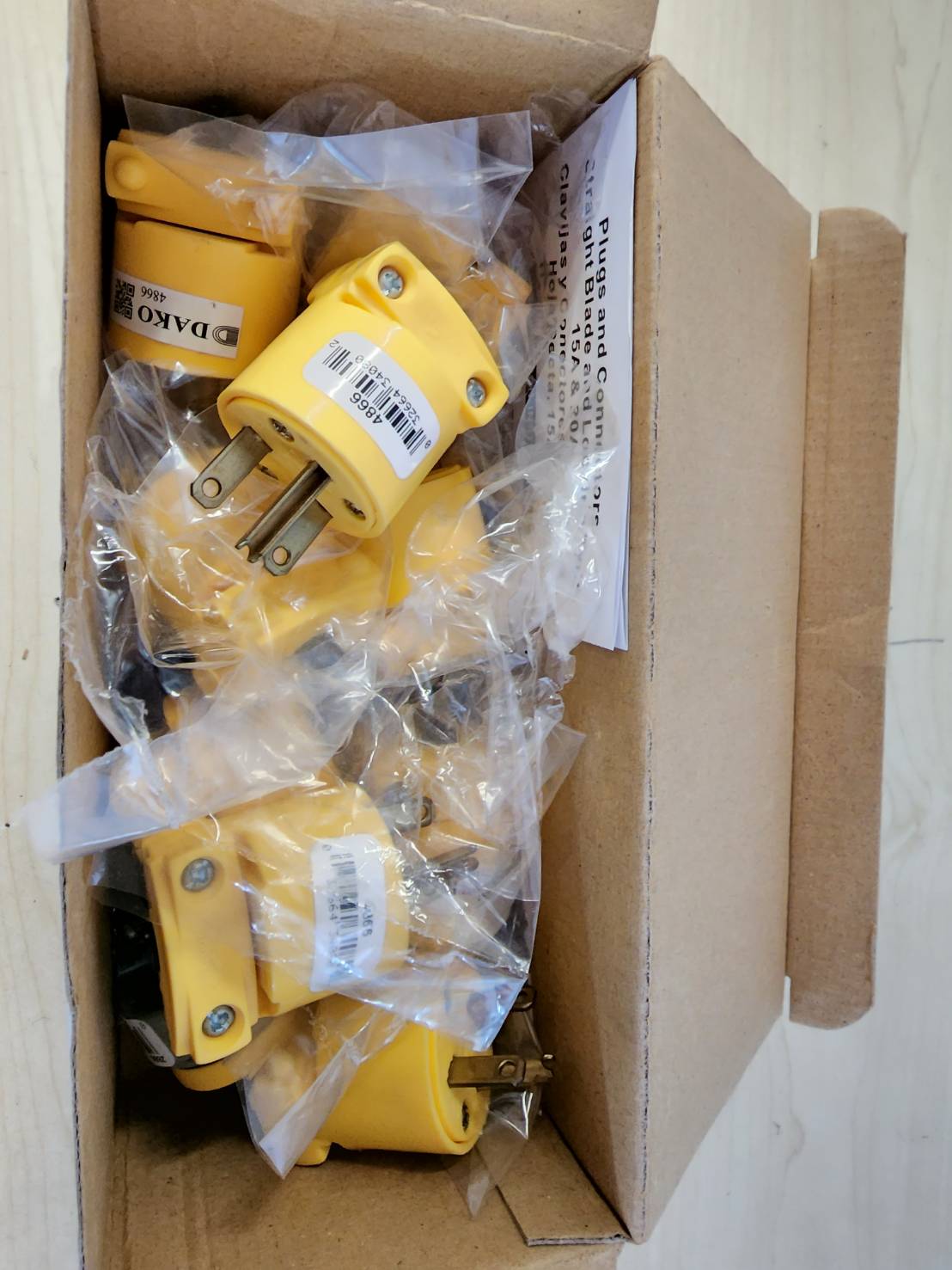 "DAKO PLUG" 4866 ปลั๊กตัวผู้ 3 ขา 15A 250V ราคาปกติ 85 บาท ขาย 20 บาท พอ มี 500 ตัว