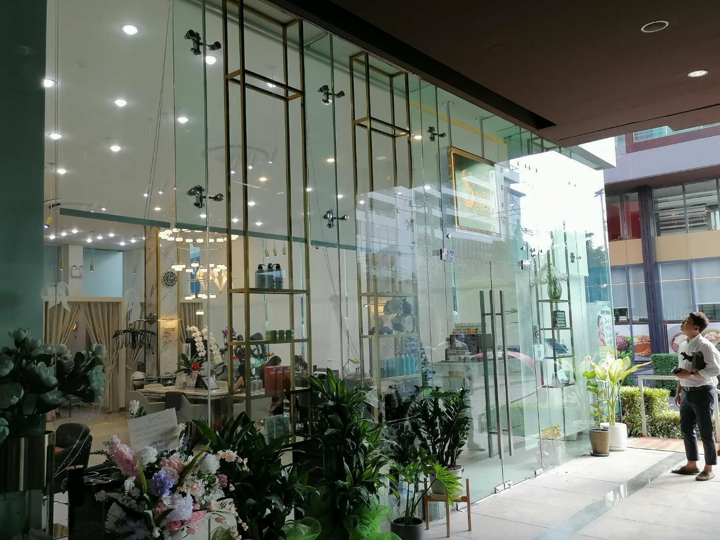 ป้ายกล่องไฟ จำนวน สองป้าย - วัสดุสแตนเลสหน้าทองฉลุลายใส่ไฟ - ขนาด 90×100 cm - ขนาด 68×90 cm - แผ่นด้านหน้าและหลังเป็นวัสดุทองเหลือง - ด้านหน้าฉลุลายให้ไฟออกมา - ด้านหลังเป็นแผ่นสแตนเลสสีทองไม่มีลาย - ขอบข้างที่เป็นความหนาของตัวป้ายเป็นโลหะซิงค์พ่นสีขาว -