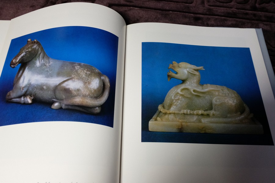 ลายครามเเละหยกล้ำค่าในประเทศไทย โดย จิตรา เตชะไพบูลย์ ปกเเข็ง 170 หน้า