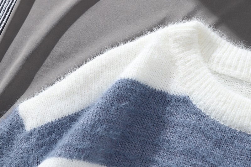 พร้อมส่ง - เสื้อไหมพรมลายขวางคอกลม ST218 (สีฟ้า)