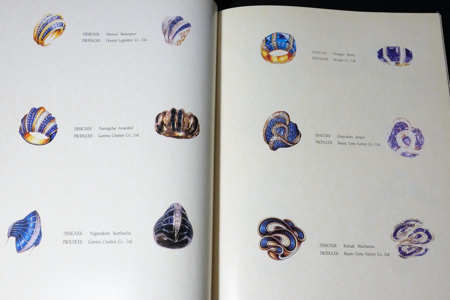 Jew Fest Catalogue 3 โดย สมาคมผู้ค้าอัญมณีไทยเเละเครื่องประดับ (TGJTA) ปกแข็ง 200 หน้า ปี 1996