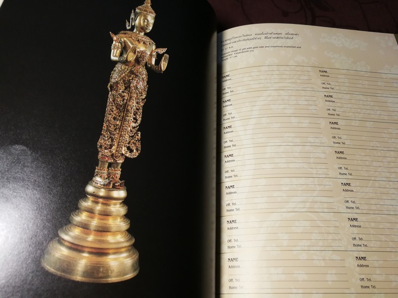 ศิลปะวัตถุ ปกเเข็งลายทอง มีรูปภาพสี 62 หน้า (เป็นสมุดบุนทึกโทรศัพท์) ปี 2529