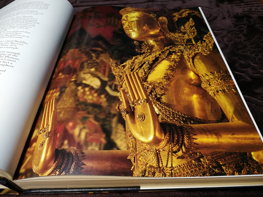 Buddha Images in the Grand Palace (พระพุทธปฏิมาในพระบรมมหาราชวัง) ปกแข็งมีกล่อง ปี 1994 (Pre-Order สอบถาม)
