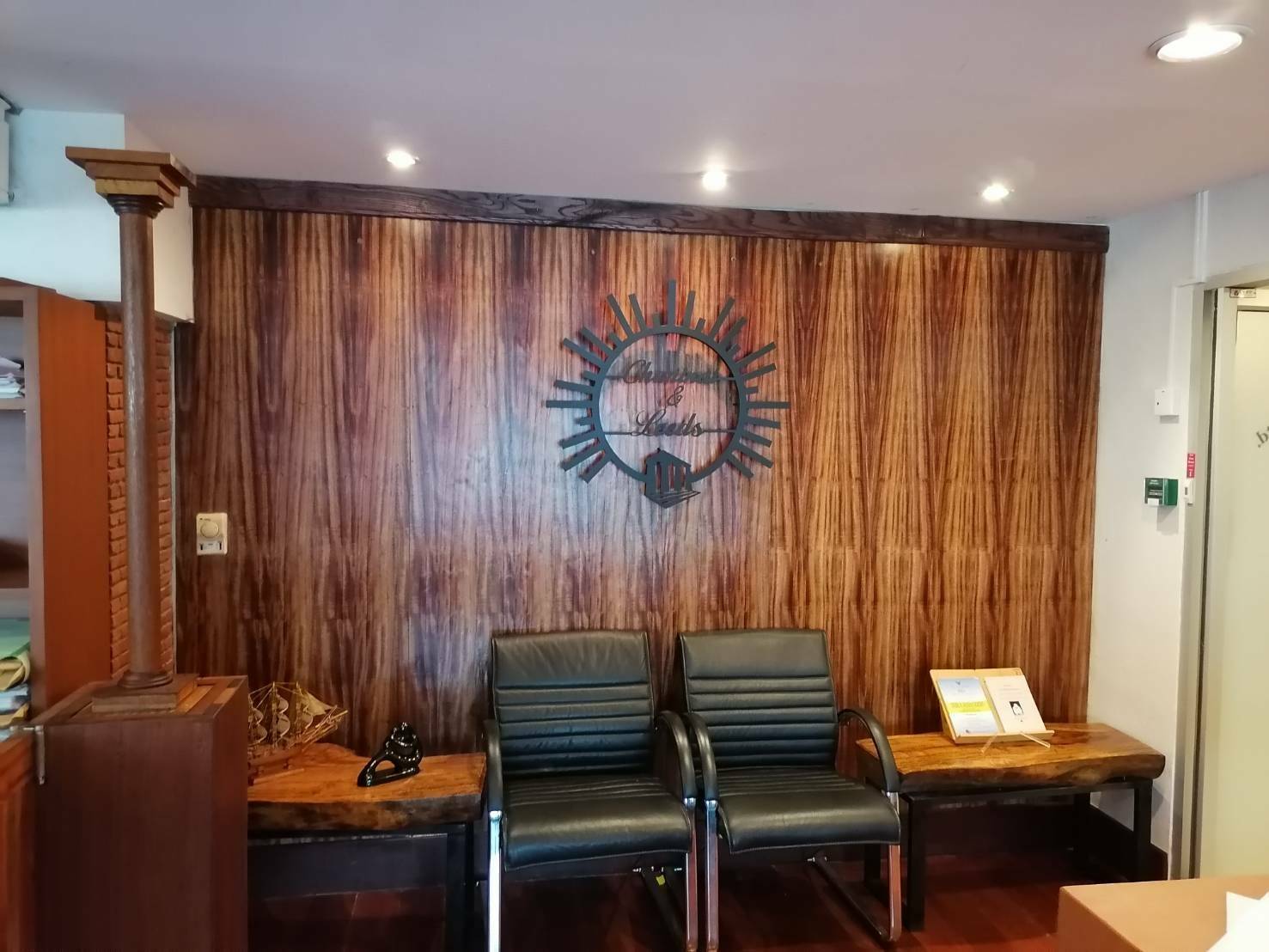 โลหะซิงค์และฉลุลาย cnc และยกขอบ พ่นสีดำด้าน ขนาด 50×50 cm ติดตั้งที่ สุขุมวิทย์