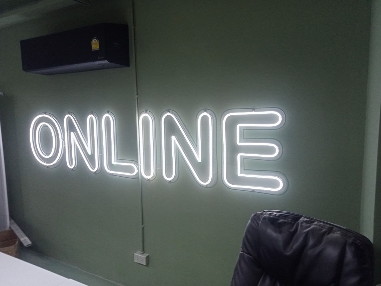 ไฟนีออน เฟค