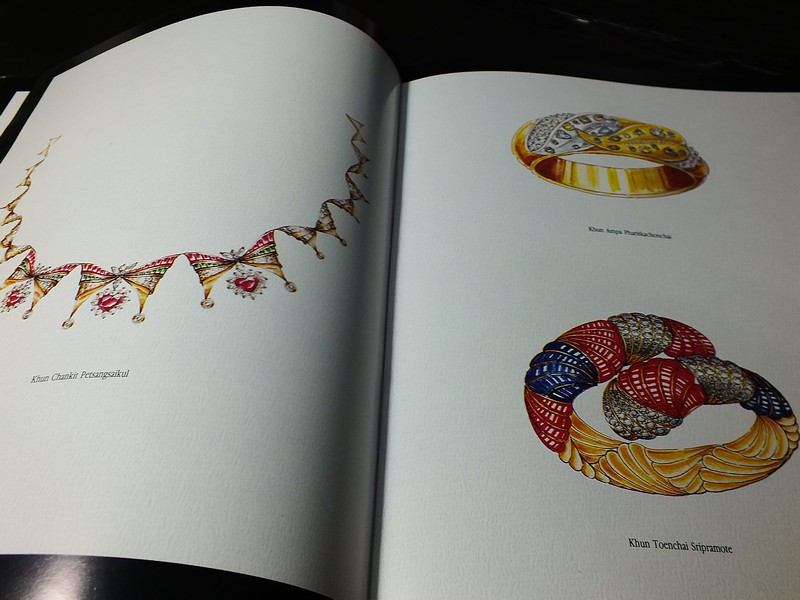 Jew Fest Catalogue 1 โดย สมาคมผู้ค้าอัญมณีไทยเเละเครื่องประดับ (TGJTA) ปกแข็ง 150 หน้า ปี 1993