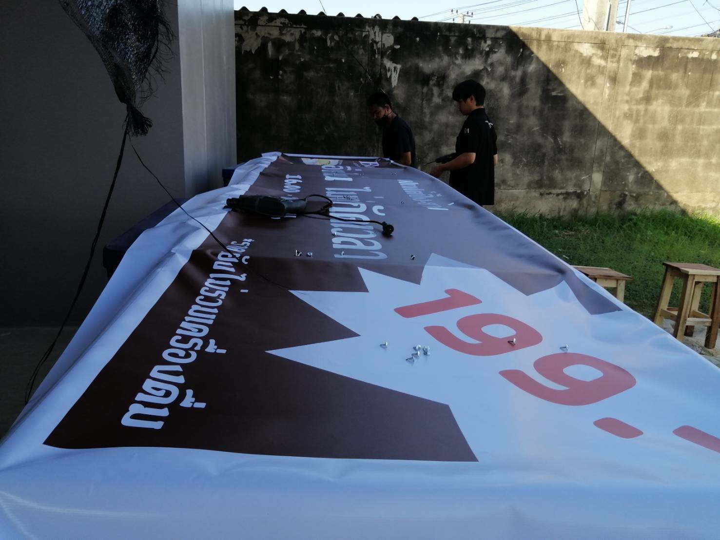 ป้ายไวนิล ขึงโครงเหล็ก ติดตั้งบนหลังคา บริการออกแบบ ป้าย ที่บางบอน