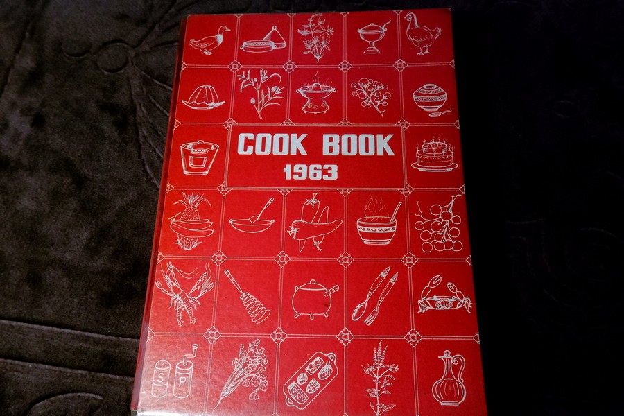 ตำรากับข้าว YWCA COOK BOOK (มี 2 ภาษา ไทยเเละอังกฤษ) ปกแข็ง ปี 1963 (สอบถาม)