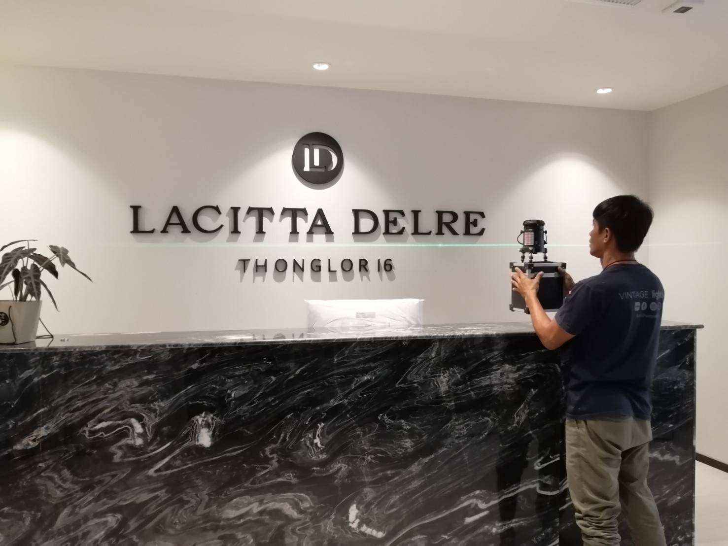 ป้าย อักษรซิงค์ พ่นสีดำ LACITTA DELRE THONGLOR 16