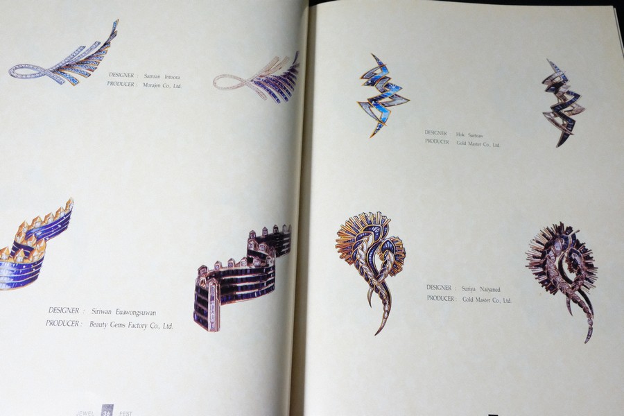 Jew Fest Catalogue 3 โดย สมาคมผู้ค้าอัญมณีไทยเเละเครื่องประดับ (TGJTA) ปกแข็ง 200 หน้า ปี 1996