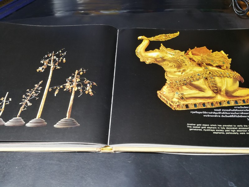เครื่องทองกรุงศรีอยุธา อมตะศิลป์แผ่นดินสยาม โดย ธนาคารเพื่อการส่งออกเเละนำเข้าเเห่งประเทศไทย (สุเนตร ชุตินธรานนท์) ปกแข็ง ปี 2546