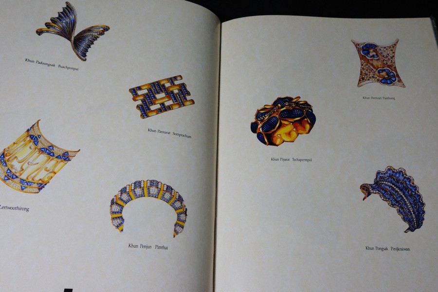 Jew Fest Catalogue 3 โดย สมาคมผู้ค้าอัญมณีไทยเเละเครื่องประดับ (TGJTA) ปกแข็ง 200 หน้า ปี 1996