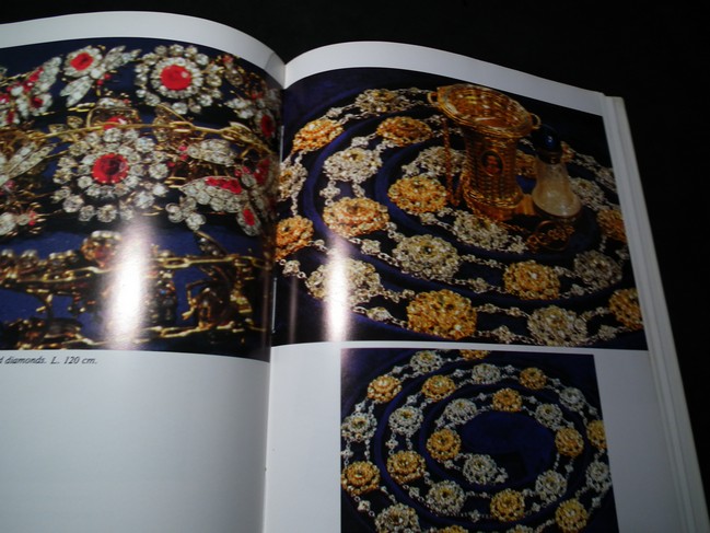 Art Objects Pertaining to THE CHAKRI DYNASTY ปกแข็ง ปี 1982 (Pre-Order สอบถาม)