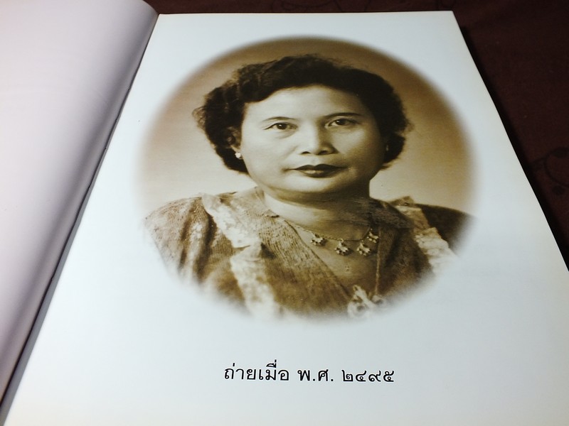 สมุดภาพเเดนพุทธภูมิ โดย โพธิโมลี (จัดพิมพ์เป็นอนุสรณ์ คุณเเม่บุญรวม เสนาดิสัย) ปกแข็ง ปี 2546