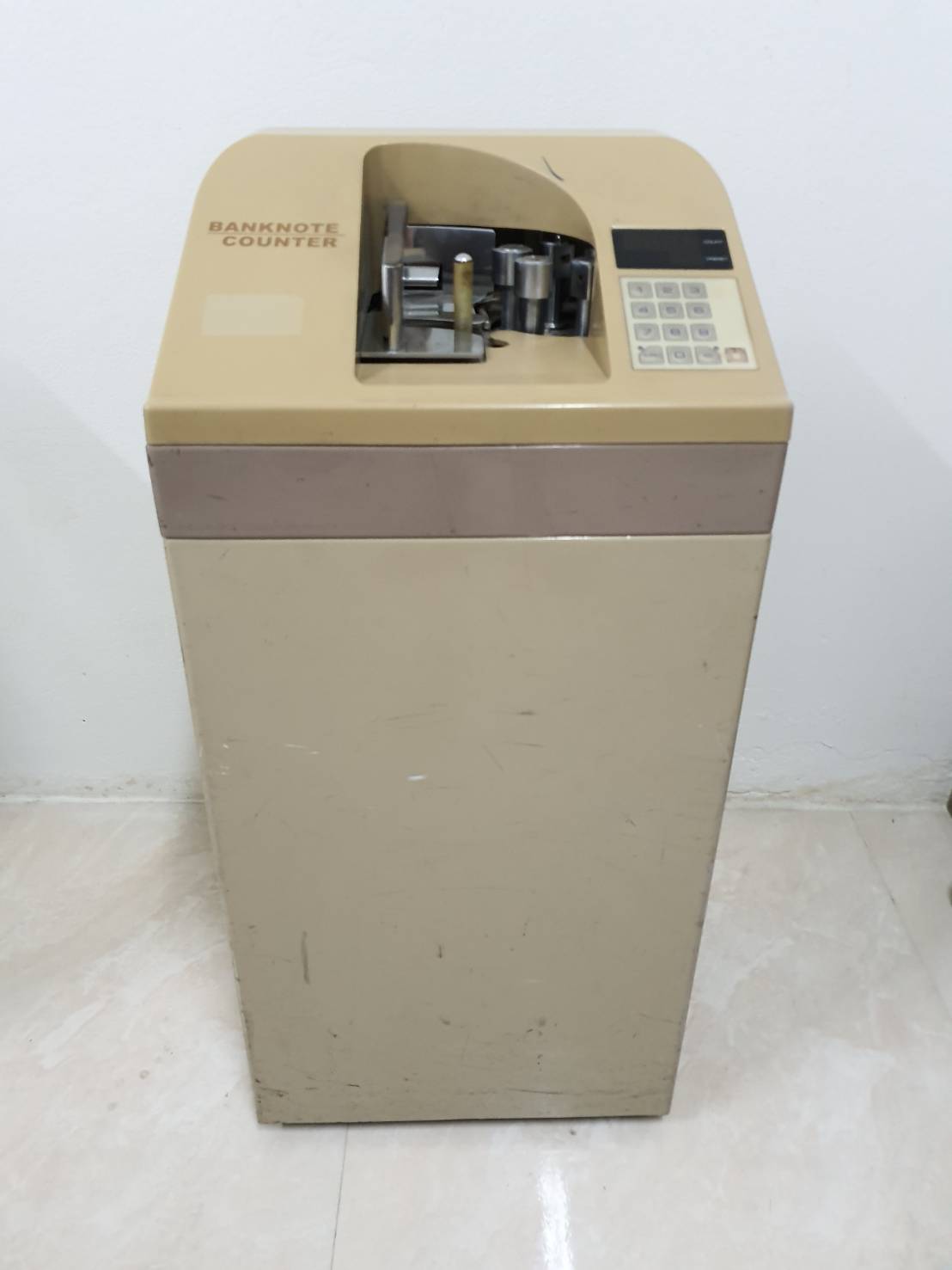 เครื่องนับเงินตั้งพื้น ยี้ห่อ Plus รุ่น P-409A มือสอง