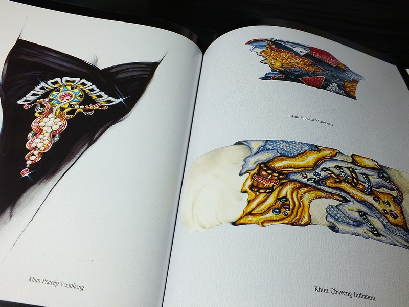 Jew Fest Catalogue 1 โดย สมาคมผู้ค้าอัญมณีไทยเเละเครื่องประดับ (TGJTA) ปกแข็ง 150 หน้า ปี 1993