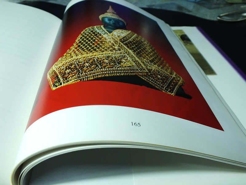 การจัดสร้างเครื่องทรงพระพุทธมหามณีรัตนปฏิมากร ปี 2542 (สอบถาม)