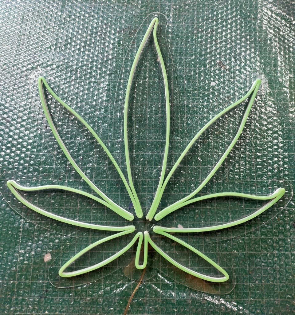 ป้ายไฟนีออนดัดled flex ป้ายไฟตกแต่งร้าน รูปใบกัญชา ขนาด 50x50cm