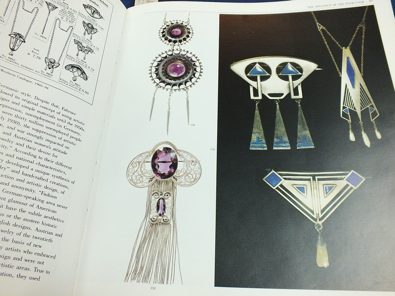Jewels of fantasy . costume jewelry of the 20th century ปกแข็ง 408 หน้า ปี 1992
