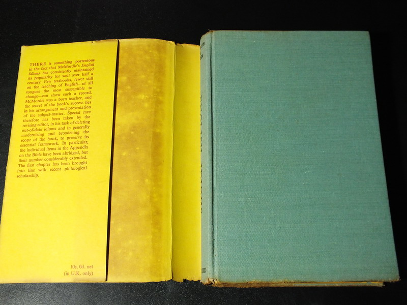 ENGLISH IDIOMS AND HOW TO USE THEM BY W.McMORDIE . oxford university press ปกแข็ง ปี 1961