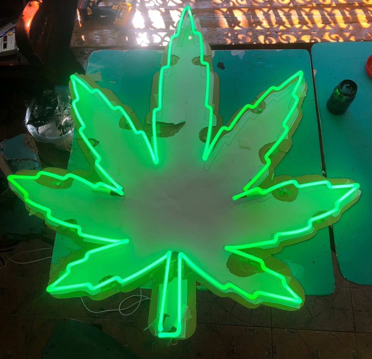 ป้ายไฟนีออนดัดหลอดแก้วรูปใบกัญชา