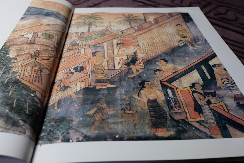 จิตรกรรมฝาผนัง วัดพระสิงห์ โดย เมืองโบราณ ปกเเข็ง ปี 2526.