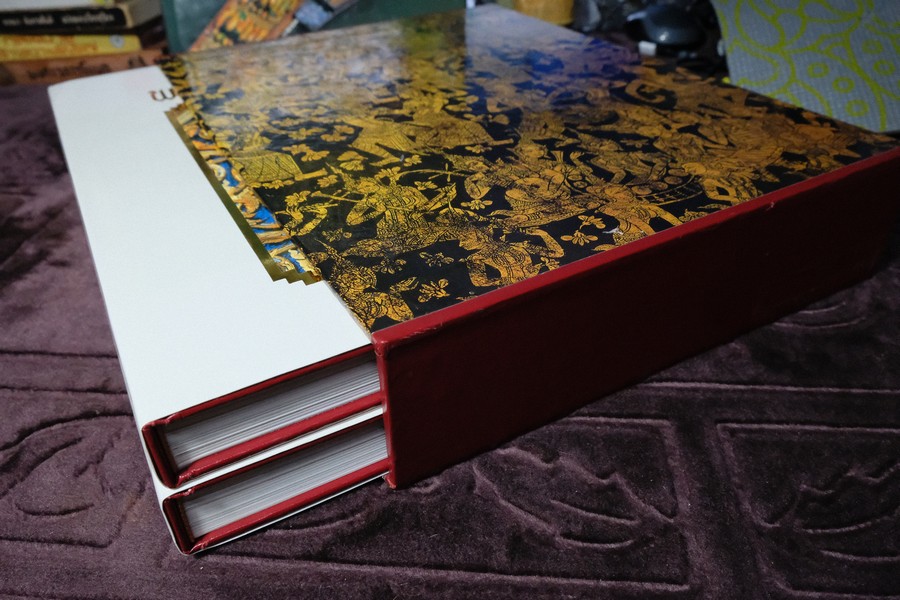 สถาปัตยกรรม พระบรมมหาราชวัง โดย สำนักราชเลขาธิการ ปกแข็ง 2 เล่ม พร้อมกล่อง (สอบถาม)