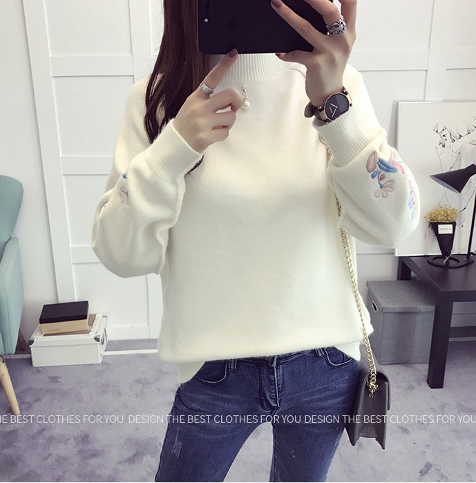 พร้อมส่ง - เสื้อไหมพรมแขนยาวมีลายปักที่แขนเสื้อน่ารักๆ ST750 (สีขาว)