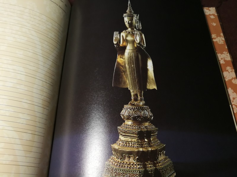 ศิลปะวัตถุ ปกเเข็งลายทอง มีรูปภาพสี 62 หน้า (เป็นสมุดบุนทึกโทรศัพท์) ปี 2529