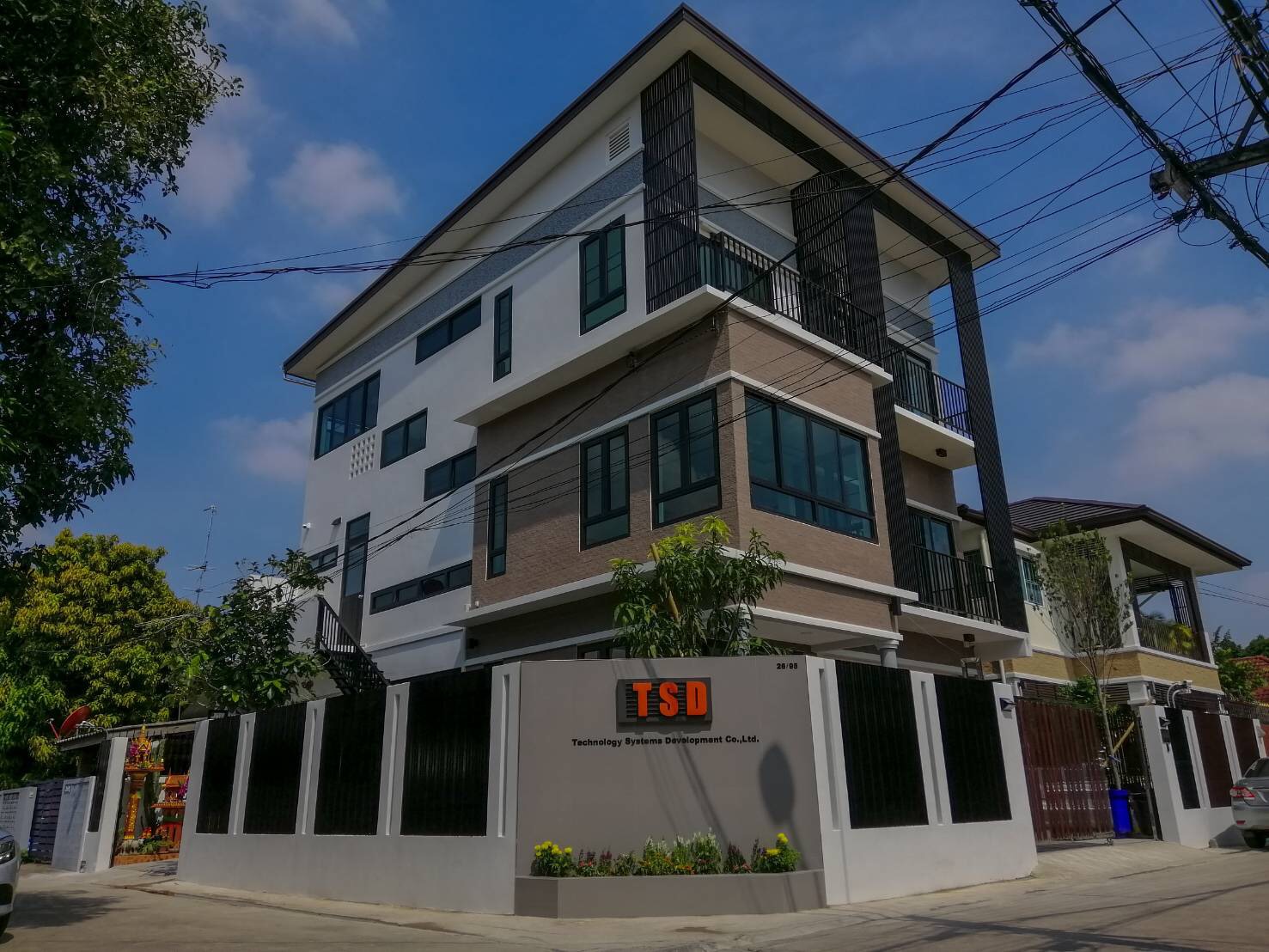 ป้ายตัวอักษรสแตนเลส ยกขอบ ติดบนแผ่นอลูมิเนียมคอมโพสิท ทำสี ยกขอบ - ป้ายบริษัท TSD