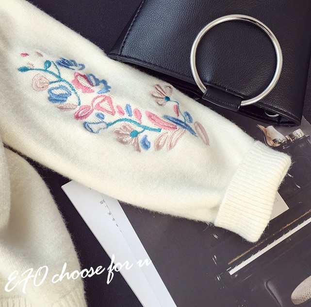 พร้อมส่ง - เสื้อไหมพรมแขนยาวมีลายปักที่แขนเสื้อน่ารักๆ ST750 (สีขาว)