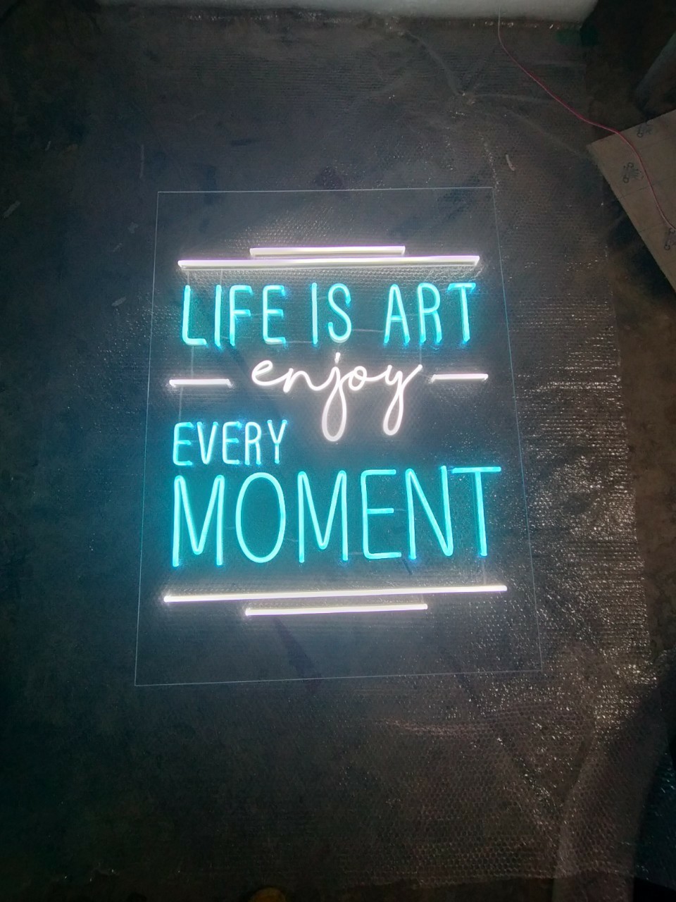 ป้ายไฟนีออนดัด LED - แสงสีฟ้า อะคริลิครองหลัง