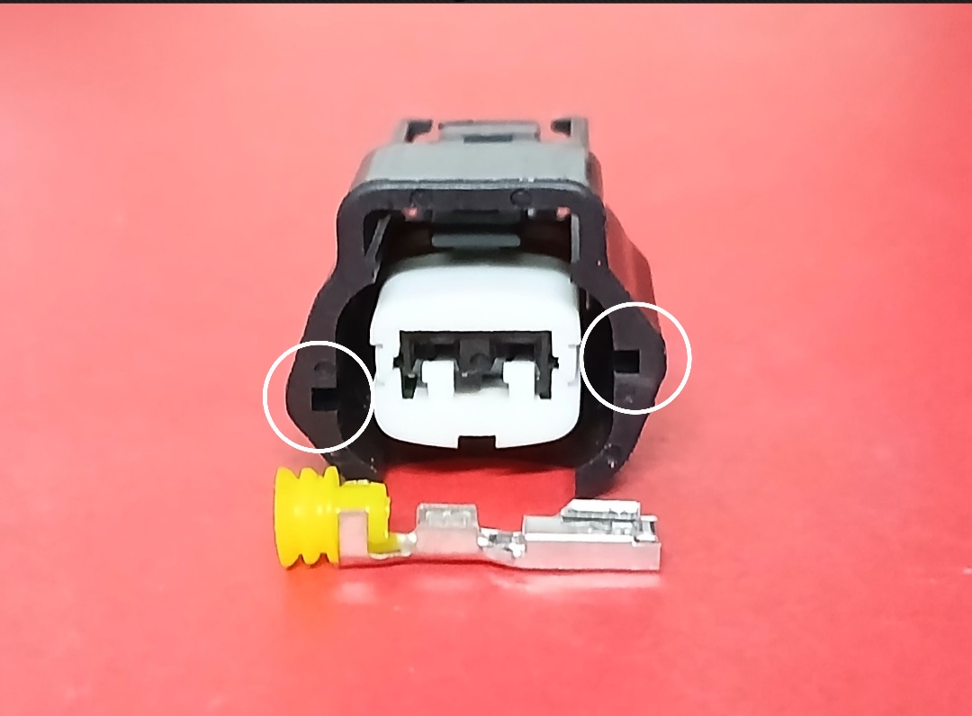 2 พิน ดำ Fuel Injector Nissan ร่องเยื้อง #0773