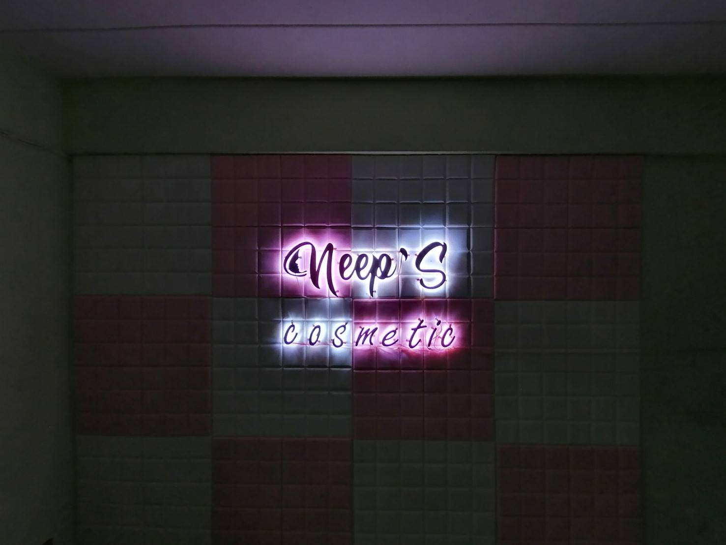 ป้ายโลหะซิงค์ซ่อนไฟออกหลัง (พ่นสีชมพูโรสโกลด์)