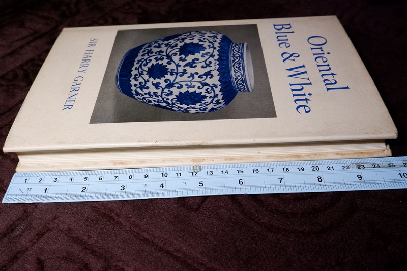 Oriental Blue & White by SIR HARRY GARNER ปกแข็ง 226 หน้า ปี 1973